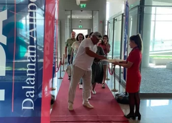 Muğla’ya gelen Özbek turistler lokum ve çiçeklerle karşılandı