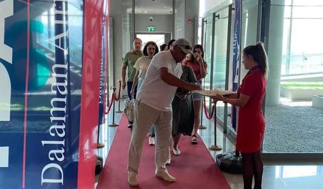 Muğla’ya gelen Özbek turistler lokum ve çiçeklerle karşılandı